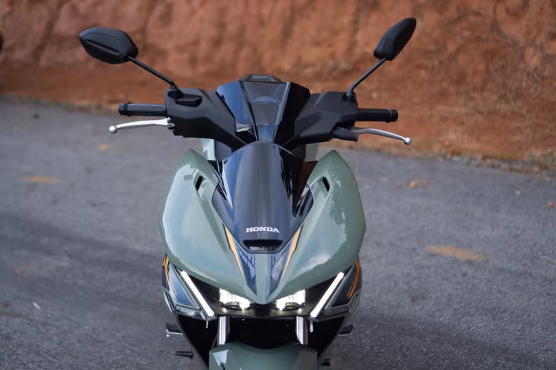 Đầu xe được tinh chỉnh thiết kế với hệ thống đèn chiếu sáng LED công nghệ pha lê mới, cải thiện độ sáng.