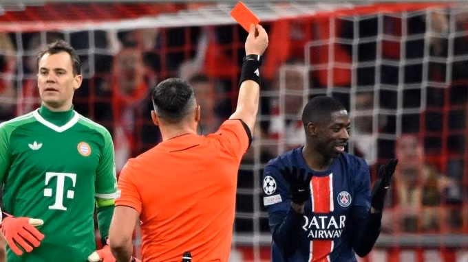 Ousmane Dembele phản ứng khi nhận thẻ đỏ gián tiếp. Ảnh: FC Bayern