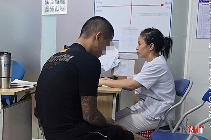 Lực lượng chức năng đưa tài xế L.A.V. tới cơ sở y tế để lấy mẫu kiểm tra và cho kết quả dương tính 3 loại ma túy. bqbht_br_image.jpg