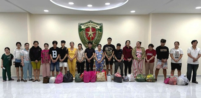 Những người tham gia sản xuất hàng giả. Ảnh: Công an cung cấp