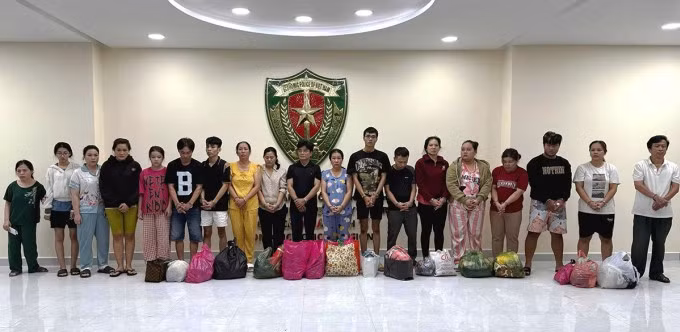 Những người tham gia sản xuất hàng giả. Ảnh: Công an cung cấp