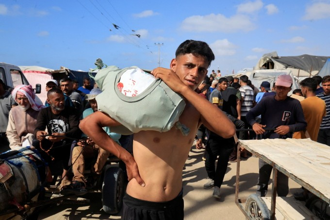 Người Palestine nhận đồ viện trợ từ cơ sở thuộc Quỹ Nhân đạo Gaza (GHF) ở Rafah, miền nam Gaza, ngày 27/5. Ảnh: Reuters Người Palestine nhận đồ viện trợ từ cơ sở thuộc Quỹ Nhân đạo Gaza (GHF) ở Rafah, miền nam Gaza, ngày 27/5. Ảnh: Reuters