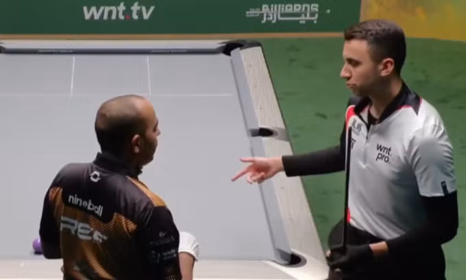 Fedor Gorst (phải) phàn nàn với trọng tài giải pool 9 bi thế giới tại thành phố Jeddah, Arab Saudi ngày 24/7/2025. Ảnh: chụp màn hình