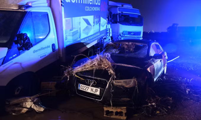 Xe cộ bị hư hỏng tại thị trấn Paiporta hôm 30/10 sau trận lũ quét. Ảnh: AFP