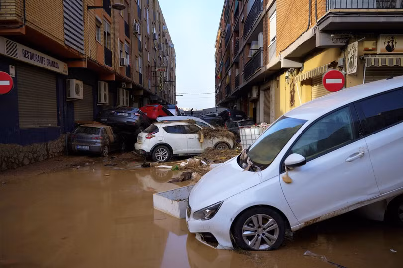 Ô tô bị cuốn trôi chồng lên nhau trên phố sau lũ quét tại Valencia, Tây Ban Nha ngày 30/10/2024. Ảnh: THX/TTXVN