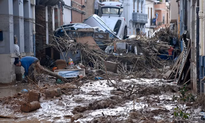 Bùn đất, xe cộ và mảnh vỡ chất đống trên đường phố tại thị trấn Paiporta hôm 31/10 sau trận lũ quét. Ảnh: AFP