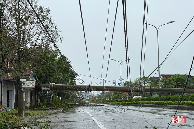 Bão số 10 làm hư hại hệ thống hạ tầng điện ở Hà Tĩnh. image-1.jpg