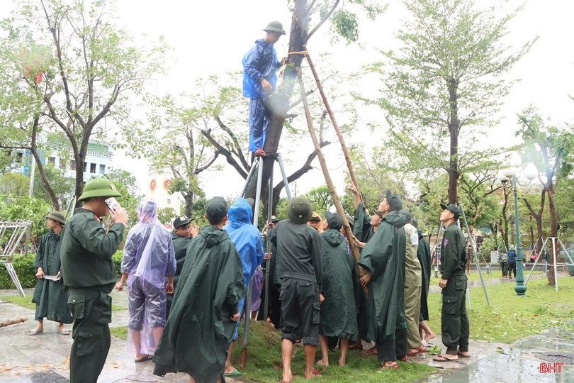Các lực lượng trên địa bàn phường Thành Sen (Hà Tĩnh) tập trung khắc phục hậu quả mưa bão. image-2.jpg