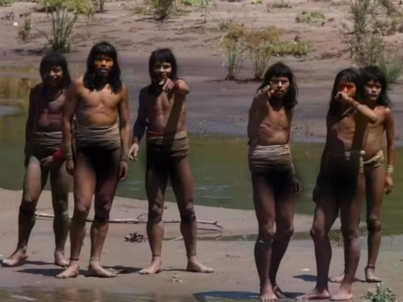 Các thành viên trong bộ tộc chỉ tay về thiết bị ghi hình. Ảnh: Paul Rosolie.