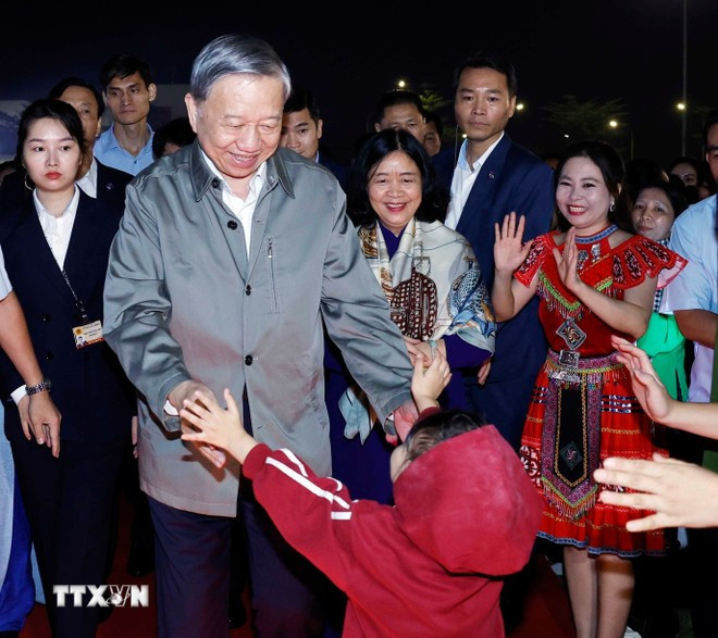 Tổng Bí thư Tô Lâm với nhân dân phường Thượng Cát, thành phố Hà Nội. (Ảnh: Thống Nhất/TTXVN)