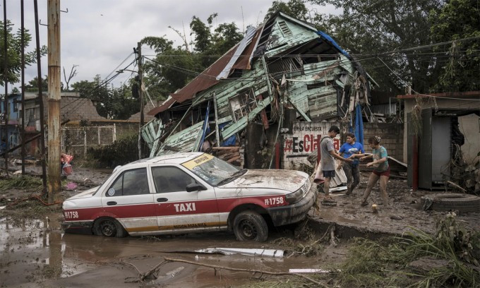 Ngôi nhà bị hư hại vì lũ lụt tại Poza Rica, bang Veracruz, Mexico ngày 11/10. Ảnh: AP Ngôi nhà bị hư hại vì lũ lụt tại Poza Rica, bang Veracruz, Mexico ngày 11/10. Ảnh: AP