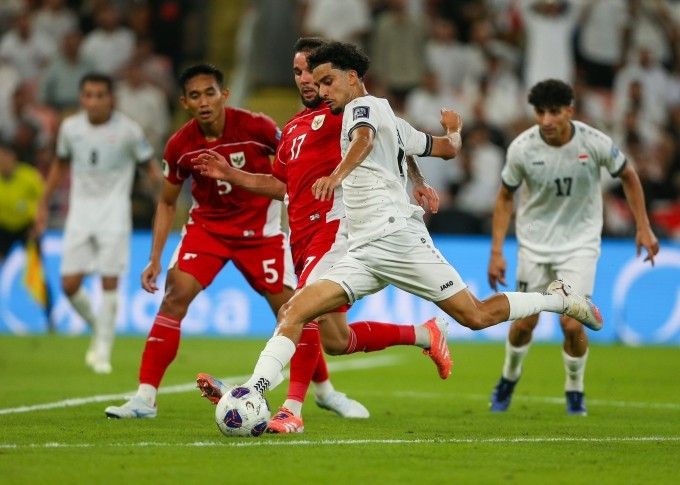 Tiền vệ Iraq Zidane Iqbal (áo trắng giữa) ghi bàn ở phút 76 trong trận thắng Indonesia 1-0 ở lượt hai bảng B vòng loại bốn World Cup 2026 - khu vực châu Á, trên sân King Abdullah, Arab Saudi ngày 12/10/2025. Ảnh: IFA Tiền vệ Iraq Zidane Iqbal (áo trắng giữa) ghi bàn ở phút 76 trong trận thắng Indonesia 1-0 ở lượt hai bảng B vòng loại bốn World Cup 2026 - khu vực châu Á, trên sân King Abdullah, Arab Saudi ngày 12/10/2025. Ảnh: IFA