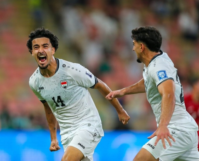 Tiền vệ Iraq Zidane Iqbal (trái) ăn mừng sau khi ghi bàn vào lưới Indonesia. Ảnh: IFA Tiền vệ Iraq Zidane Iqbal (trái) ăn mừng sau khi ghi bàn vào lưới Indonesia. Ảnh: IFA