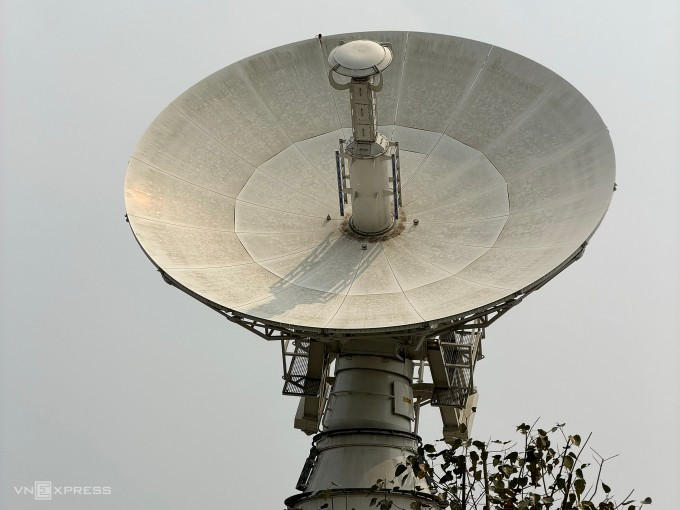 Anten đường kính 9,3m đặt trong Trung tâm Vũ trụ Việt Nam. Ảnh: Lưu Quý