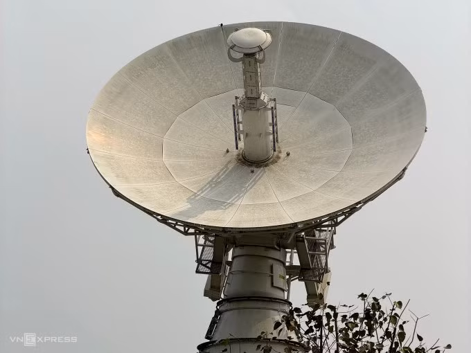 Anten đường kính 9,3m đặt trong Trung tâm Vũ trụ Việt Nam. Ảnh: Lưu Quý