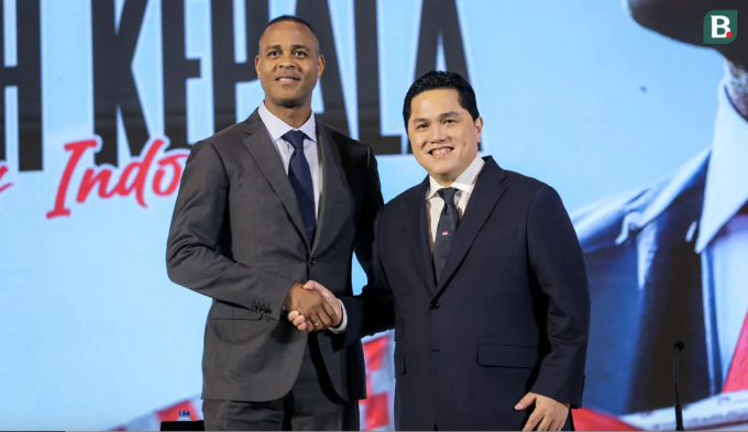 Chủ tịch LĐBĐ Indonesia Erick Thohir (phải) ở lễ nhậm chức của HLV Patrick Kluivert vào tháng 1/2025. Ảnh: Bola Chủ tịch LĐBĐ Indonesia Erick Thohir (phải) ở lễ nhậm chức của HLV Patrick Kluivert vào tháng 1/2025. Ảnh: Bola