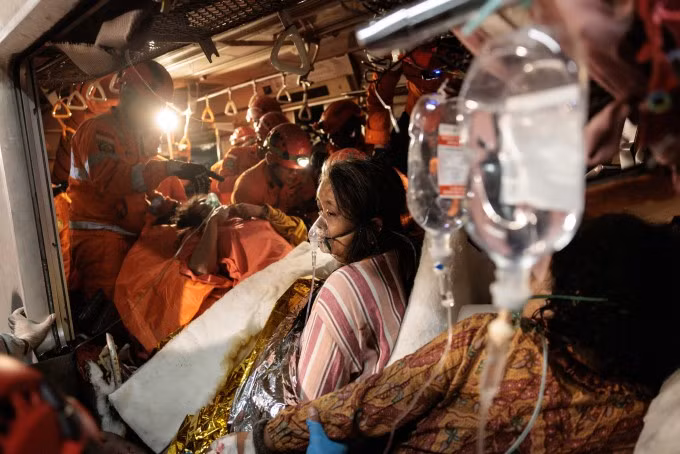 Nhân viên cứu hộ giải cứu người mắc kẹt trong tàu sau va chạm. Ảnh: AFP