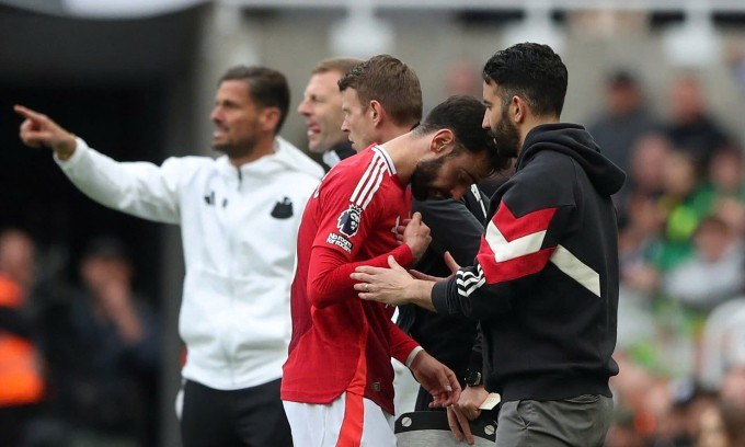 Tiền vệ Bruno Fernandes buồn khi rời sân trong trận Man Utd thua Newcastle 1-4 trên sân St James Park, thành phố Newcastle upon Tyne, vòng 32 Ngoại hạng Anh ngày 13/5/2025. Ảnh: Reuters Tiền vệ Bruno Fernandes buồn khi rời sân trong trận Man Utd thua Newcastle 1-4 trên sân St James Park, thành phố Newcastle upon Tyne, vòng 32 Ngoại hạng Anh ngày 13/5/2025. Ảnh: Reuters