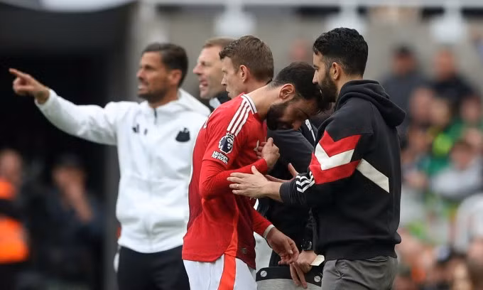 Tiền vệ Bruno Fernandes buồn khi rời sân trong trận Man Utd thua Newcastle 1-4 trên sân St James Park, thành phố Newcastle upon Tyne, vòng 32 Ngoại hạng Anh ngày 13/5/2025. Ảnh: Reuters