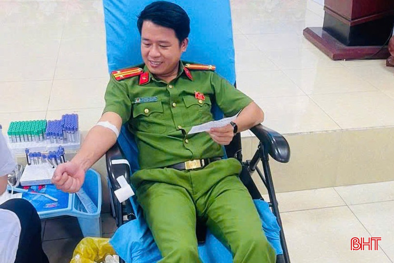 Podplukovník Le Ngoc Tan Anh - zástupce náčelníka policie okresu Bac Hong Linh, se zúčastnil dárcovství krve. bqbht_br_anh-1.jpg