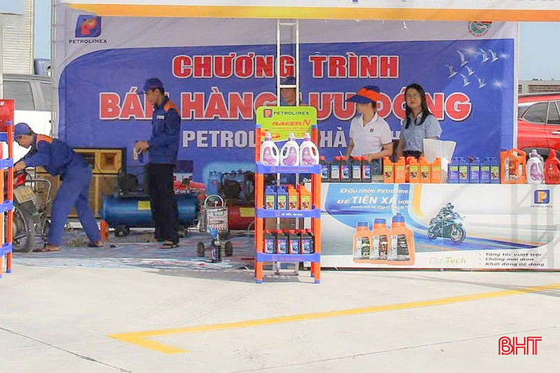 Gian hàng lưu động là giải pháp giúp Công ty Xăng dầu Hà Tĩnh thúc đẩy tăng trưởng. bqbht_br_z7069314939636-54c151ca4960b8a52408be9420aa7273.jpg