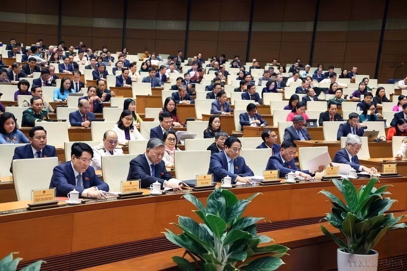 Đại biểu Quốc hội biểu quyết thông qua Nghị quyết về chủ trương đầu tư dự án đường sắt tốc độ cao trên trục Bắc- Nam tại Kỳ họp thứ 8, Quốc hội khóa XV (11/2024). (Ảnh: Văn Điệp/TTXVN)