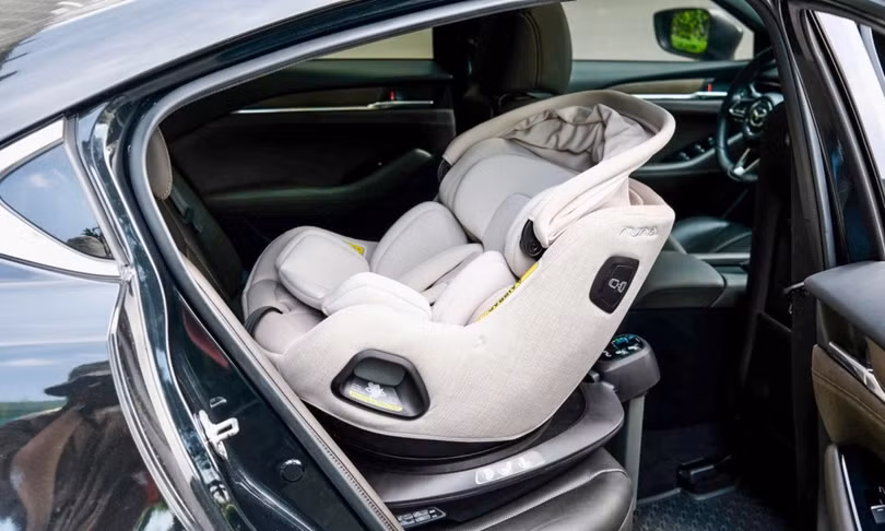 Ô tô chở trẻ em bắt buộc phải trang bị thiết bị an toàn phù hợp như ghế trẻ em hoặc dây đai chuyên dụng