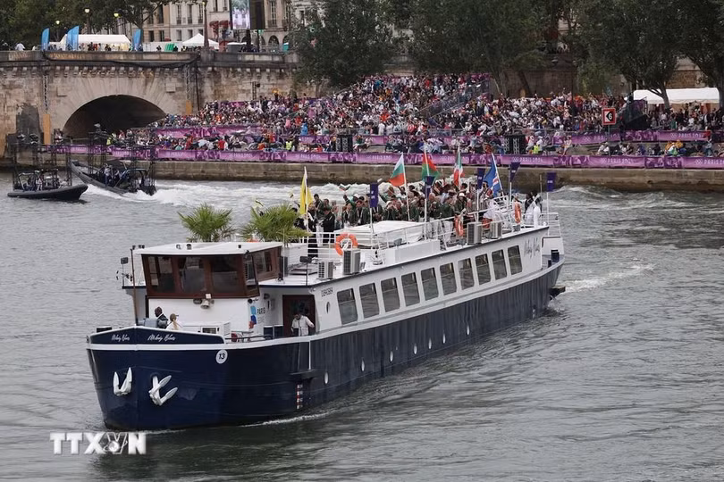 Khán giả thưởng lãm màn diễu hành của các đoàn thể thao trên sông Seine trong Lễ Khai mạc Olympic Paris 2024. (Ảnh: THX/TTXVN)