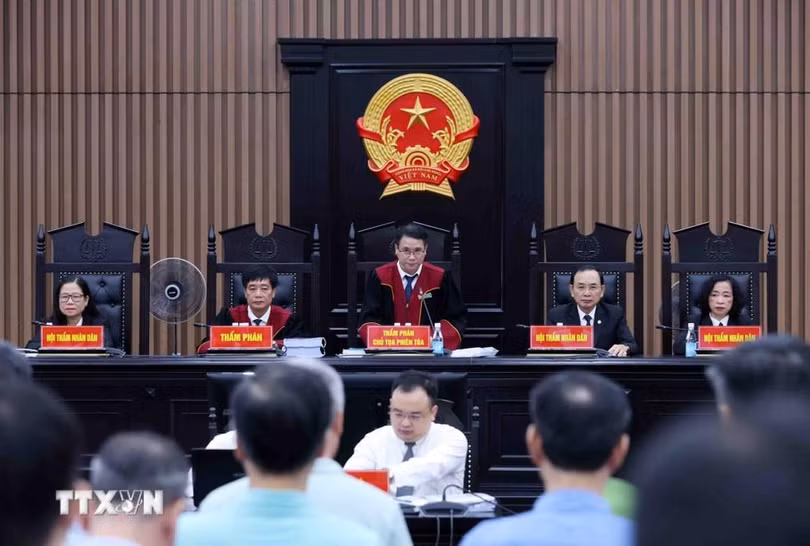 Thẩm phán, Chủ tọa phiên tòa Vũ Quang Huy tuyên án với các bị cáo. (Ảnh: Phạm Kiên/TTXVN)