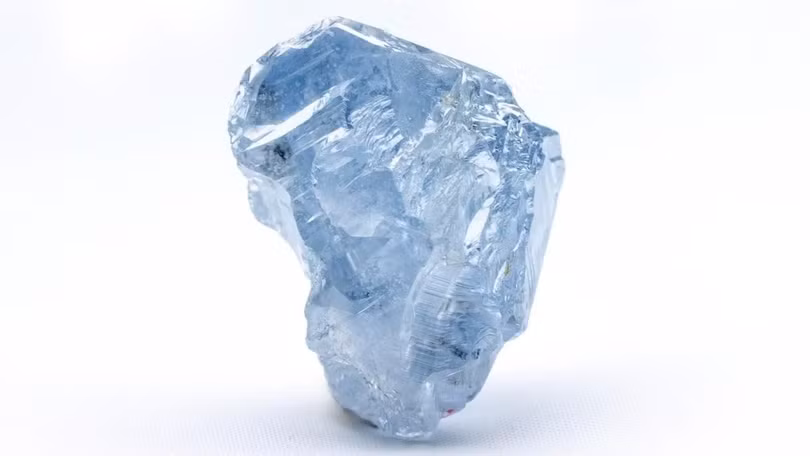Viên kim cương xanh này nặng đến 41,82 carat, với màu xanh được hình thành do nguyên tố boron trong cấu trúc carbon. Ảnh: Petra Diamonds