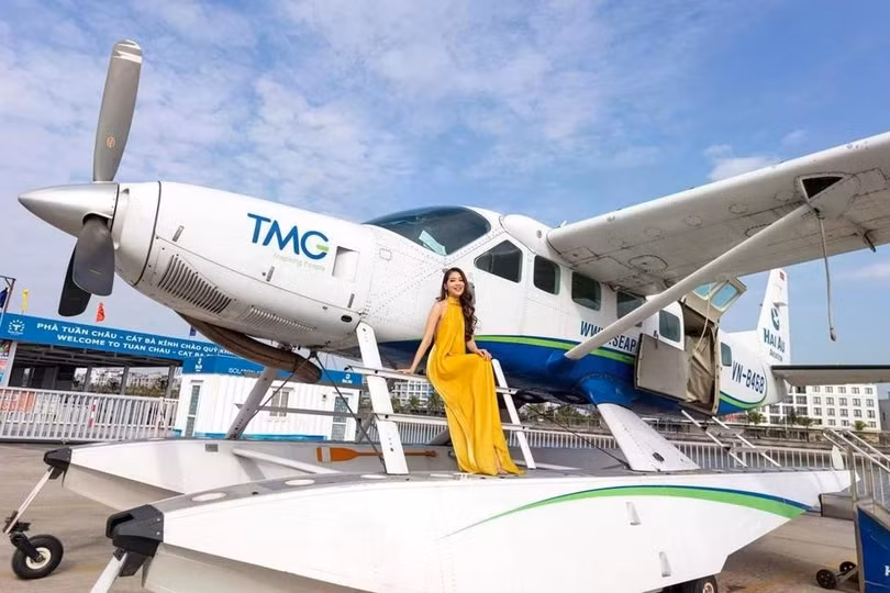 Thủy phi cơ tại bến phà Tuần Châu, Hạ Long, Quảng Ninh.