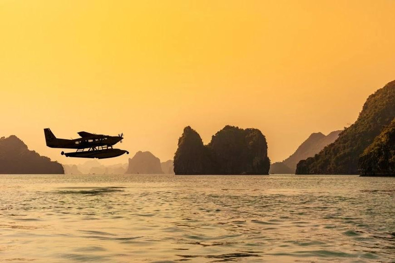 Thủy phi cơ trở về bến phà Tuần Châu sau một hành trình bay ngắm toàn cảnh vịnh Hạ Long.