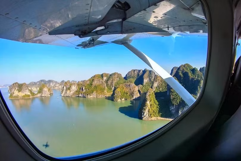Vịnh Hạ Long từ cửa sổ thủy phi cơ.