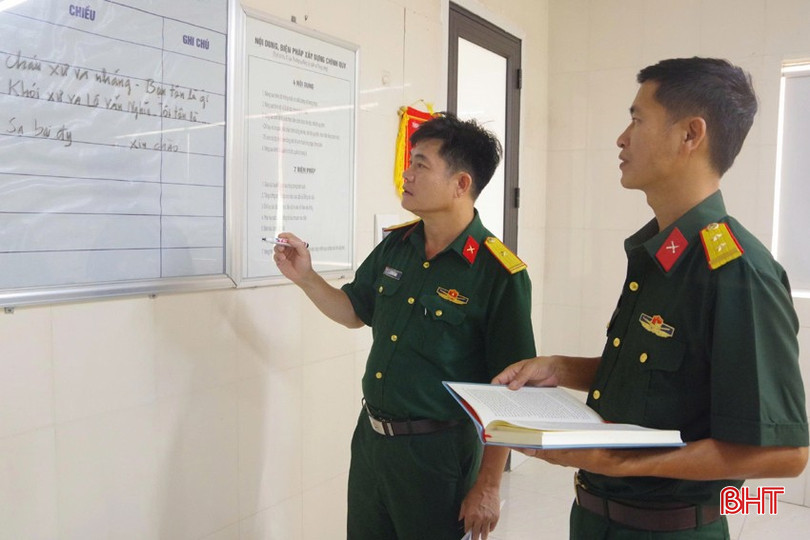 Thiếu tá Lê Duy Nghĩa (từ trái sang) cùng đồng đội học tiếng Lào. bqbht_br_2.jpg