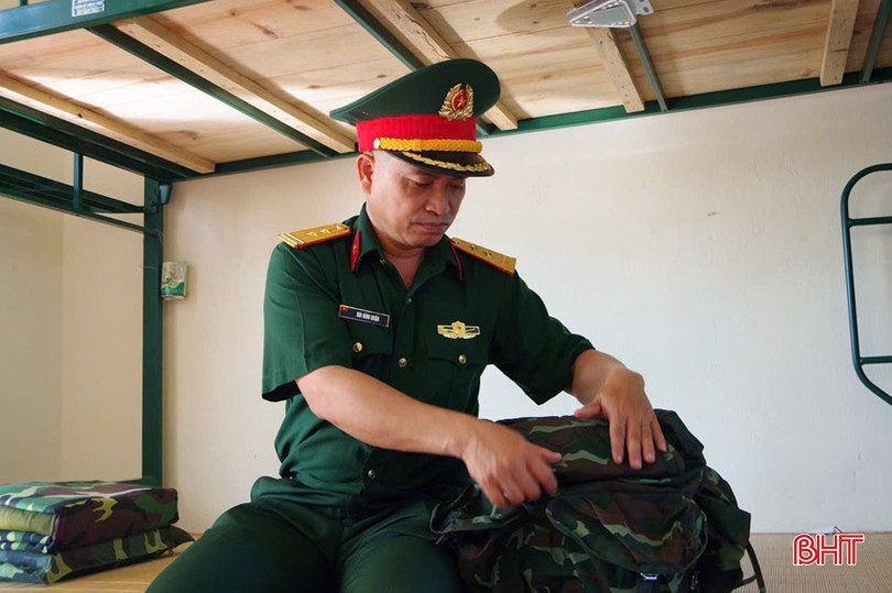 Trung tá Bùi Đình Quận - nhân viên Đội Quy tập hài cốt chuẩn bị các vật dụng thiết yếu sẵn sàng lên đường làm nhiệm vụ. bqbht_br_1.jpg