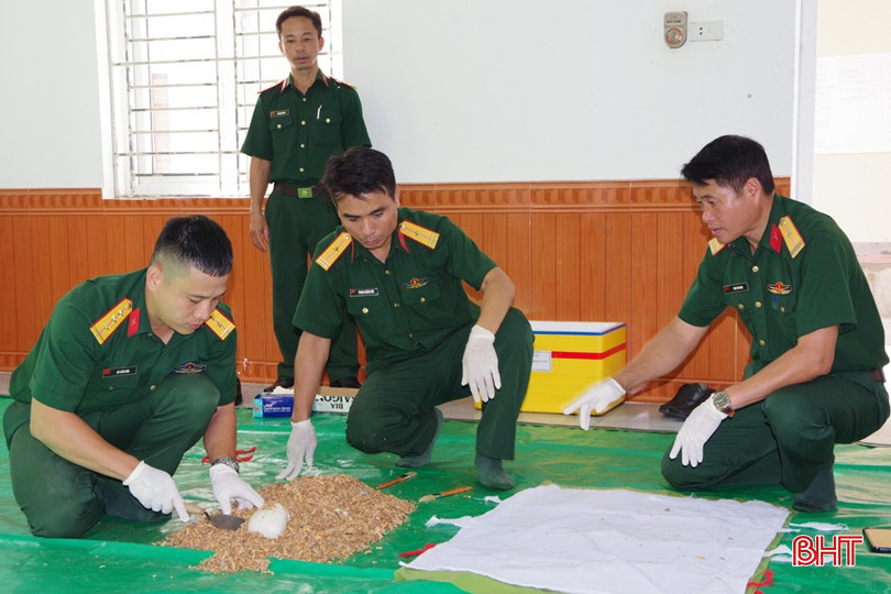 Các thành viên Đội Quy tập hài cốt thuộc Bộ CHQS Hà Tĩnh huấn luyện các động tác cơ bản khi cất bốc hài cốt. bqbht_br_3.jpg