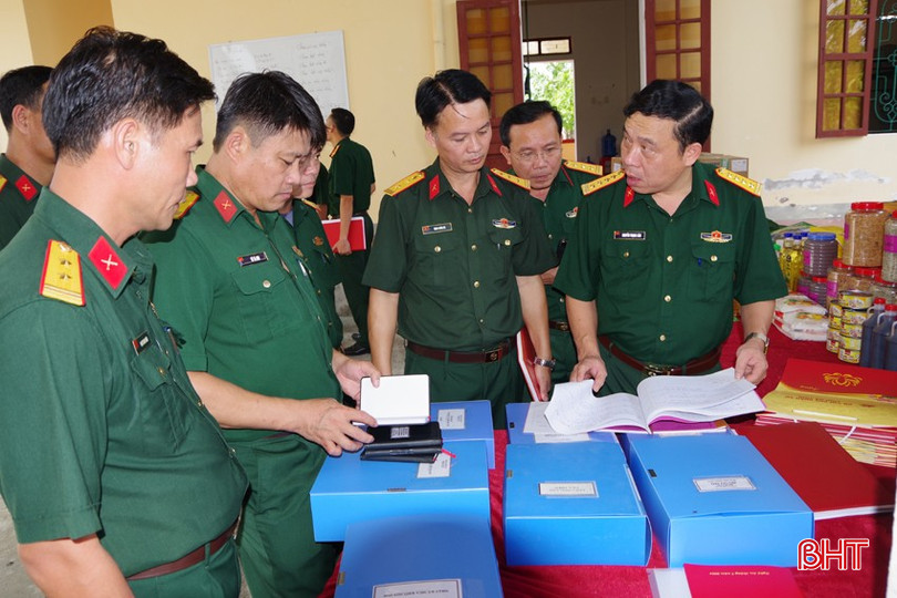 ...và hệ thống sổ sách công tác Đảng, công tác chính trị của Đội Quy tập trước khi lên đường. bqbht_br_6.jpg