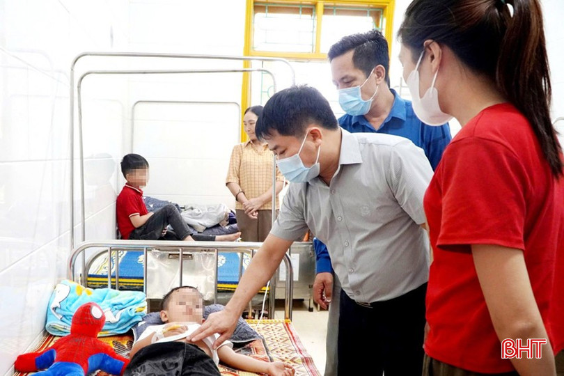 Lãnh đạo Trung tâm Kiểm soát bệnh tật tỉnh giám sát các ca bệnh mắc sởi ở Hương Khê. 555-8275.jpeg