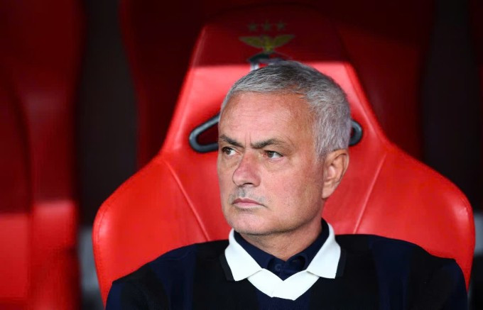 HLV Jose Mourinho trong trận Fenerbahce thua Benfica ở lượt về vòng play-off Champions League trên sân Da Luz, thành phố Lisbon, Bồ Đào Nha tối 27/8/2025. Ảnh: Reuters HLV Jose Mourinho trong trận Fenerbahce thua Benfica ở lượt về vòng play-off Champions League trên sân Da Luz, thành phố Lisbon, Bồ Đào Nha tối 27/8/2025. Ảnh: Reuters