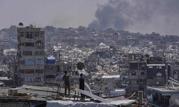 Khói đen bốc lên sau cuộc không kích của Israel vào thành phố Jabalia, phía bắc Dải Gaza, ngày 16/5. Ảnh: AP Khói đen bốc lên sau cuộc không kích của Israel vào thành phố Jabalia, phía bắc Dải Gaza, ngày 16/5. Ảnh: AP