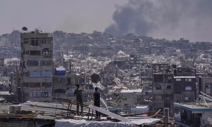 Khói đen bốc lên sau cuộc không kích của Israel vào thành phố Jabalia, phía bắc Dải Gaza, ngày 16/5. Ảnh: AP