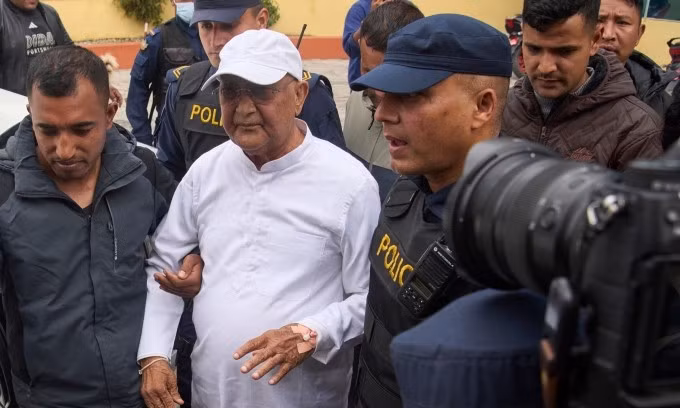 Cựu Thủ tướng Oli được đưa đi kiểm tra sức khỏe sau khi bị bắt vào rạng sáng 28/3. Ảnh: AP