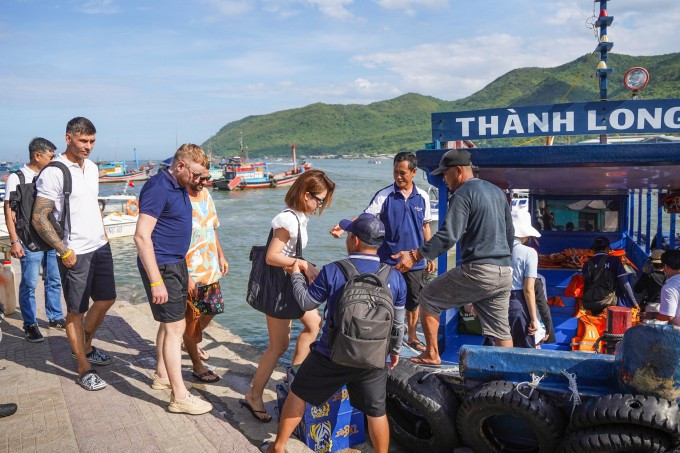 Du khách trải nghiệm đi du thuyền ngắm vịnh Nha Trang. Ảnh: Bùi Toàn