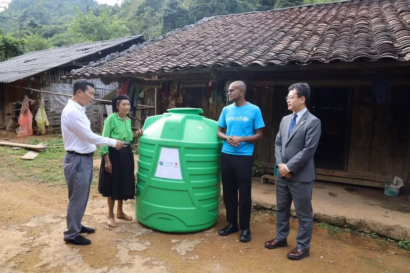 Trao tặng bồn chứa nước hỗ trợ cho các khu vực bị ảnh hưởng bởi bão lũ. (Ảnh: Bộ Nông nghiệp và Phát triển nông thôn)