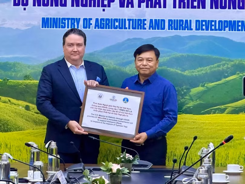 Tiếp nhận viện trợ từ Đại sứ Hoa Kỳ tại Việt Nam. (Ảnh: Bộ Nông nghiệp và Phát triển nông thôn)
