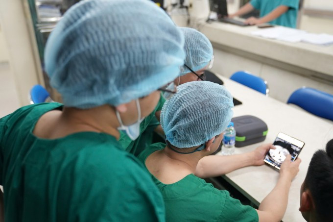 Các bác sĩ liên tục hội chẩn, trao đổi với êkíp chuyển tạng để kịp thời gian ghép. Ảnh: Bệnh viện cung cấp