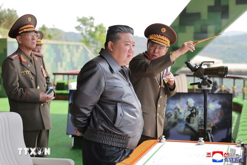 Nhà lãnh đạo Kim Jong Un (giữa) giám sát các cuộc tập trận tác chiến đặc biệt của Quân đội Nhân dân Triều Tiên (KPA) tại trại huấn luyện thuộc Quân đoàn Phòng vệ Thủ đô. (Ảnh: Yonhap/TTXVN) tt-2-resize.jpg