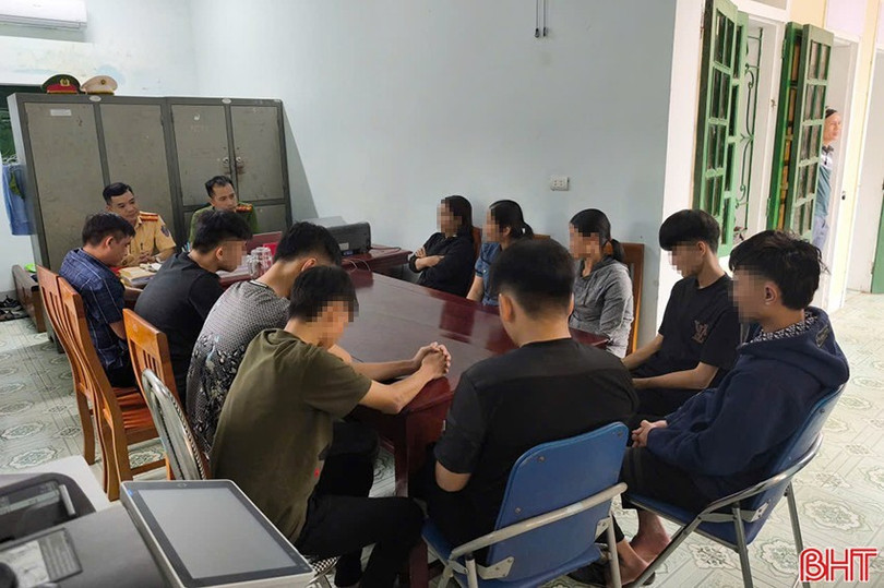 Công an xã Hương Bình và Phòng CSGT Công an Hà Tĩnh triệu tập 6 thanh thiếu niên lên làm rõ hành vi vi phạm trật tự ATGT với sự chứng kiến từ gia đình. image.jpg