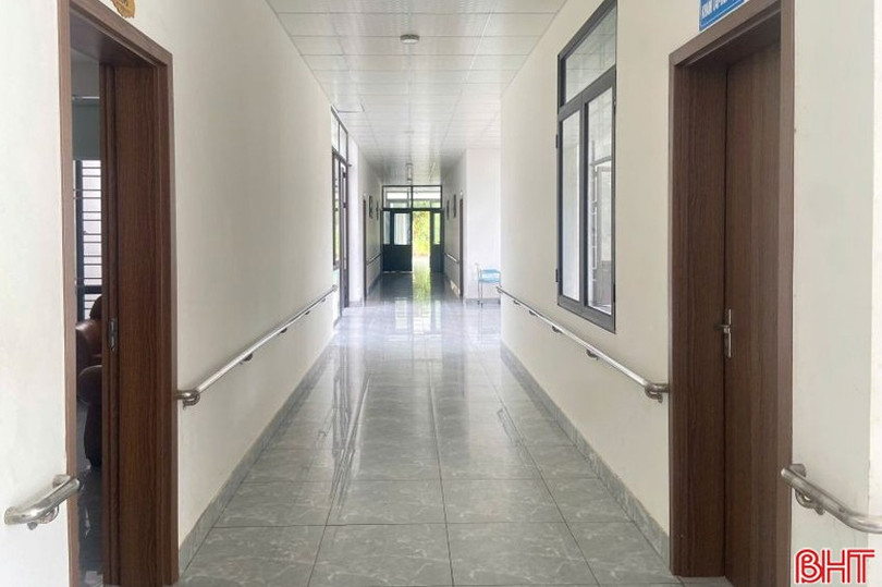 Hình ảnh bên trong khu nhà dịch vụ tại trung tâm, 2 bên là dãy phòng ở, mỗi phòng có 2 giường và 1 tủ quần áo, 1 bộ bàn ghế. image-2-7345.jpg