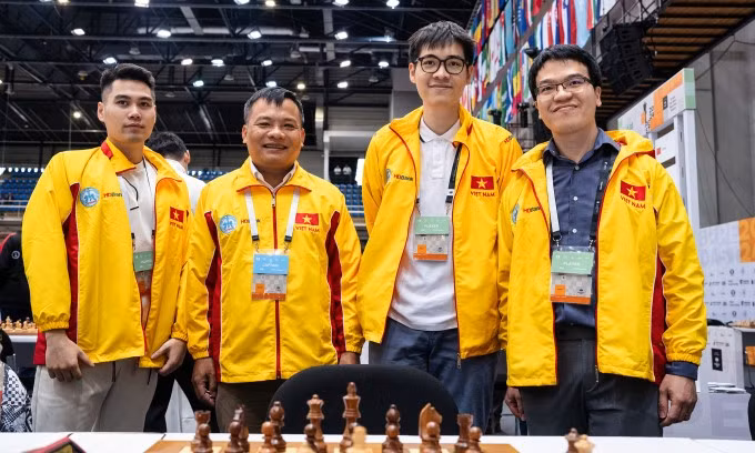 Các Đại kiện tướng Trần Tuấn Minh, Bùi Vinh, Lê Tuấn Minh và Lê Quang Liêm (từ trái sang) trước vòng năm Olympiad cờ vua ở Budapest, Hungary ngày 15/9/2024. Ảnh: FIDE